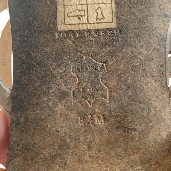 TORY BURCH beautiful medallion oringinal T tan sandal size 8.5 - Picture 4 of 5